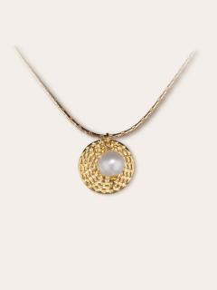 Collier Perla d’Oro en plaqué or 24K et perle de culture, élégance lumineuse et intemporelle. / Perla d’Oro halsketting in 24K verguld goud en cultivéparel, stralende en tijdloze elegantie. / Perla d’Oro necklace in 24K gold plated and cultured pearl, radiant and timeless elegance.