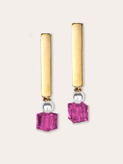 Boucles d’oreilles Solo Cubico en nacre et cristal fuchsia, design audacieux et éclat vibrant. / Solo Cubico oorbellen in parelmoer en fuchsiakristal, gedurfd ontwerp en levendige glans. / Solo Cubico earrings in mother-of-pearl and fuchsia crystal, bold design and vibrant shine.