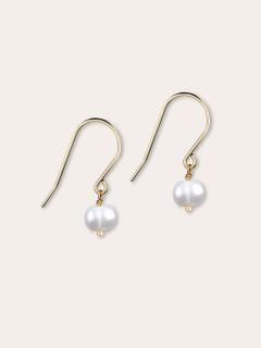 Boucles d’oreilles Singolo en perle de culture et acier inoxydable, simplicité raffinée et artisanale. / Singolo oorbellen in cultivéparel en roestvrij staal, verfijnde en ambachtelijke eenvoud. / Singolo earrings in cultured pearl and stainless steel, refined and handmade simplicity.