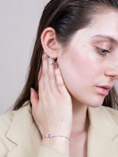 Boucles d’oreilles en cristal d’Autriche, éclat argenté intemporel pour sublimer chaque tenue. / Oorbellen in Oostenrijks kristal, tijdloze zilveren glans om elke outfit te verfraaien. / Austrian crystal earrings, timeless silver sparkle to enhance every outfit.