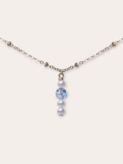 Collier en nacre et cristal bleu azur, délicatesse artisanale pour un style raffiné. / Halsketting in parelmoer en azuurblauw kristal, ambachtelijke finesse voor een verfijnde stijl. / Mother-of-pearl and azure blue crystal necklace, artisanal delicacy for a refined look.