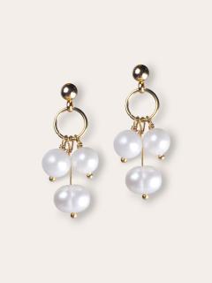 Boucles d’oreilles en perles de culture et acier inoxydable, charme naturel et moderne. / Oorbellen in cultivéparel en roestvrij staal, natuurlijke en moderne charme. / Cultured pearl and stainless steel earrings, natural and modern charm.
