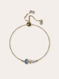 Bracelet Harmonia en nacre et cristal bleu, délicatesse artisanale et éclat intemporel. / Harmonia armband in parelmoer en blauw kristal, ambachtelijke finesse en tijdloze glans. / Harmonia bracelet in mother-of-pearl and blue crystal, artisanal finesse and timeless glow.