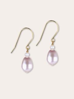 Boucles d’oreilles Goccia en nacre rose, douceur artisanale et éclat féminin. / Goccia oorbellen in roze parelmoer, ambachtelijke zachtheid en vrouwelijke glans. / Goccia earrings in pink mother-of-pearl, handmade softness and feminine shine.