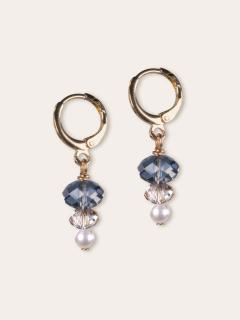 Boucles d’oreilles en nacre et cristal bleu, élégance artisanale et éclat raffiné. / Oorbellen in parelmoer en blauw kristal, ambachtelijke elegantie en verfijnde glans. / Earrings in mother-of-pearl and blue crystal, handmade elegance and refined shine