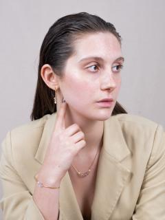 Boucles d’oreilles en nacre et cristal portées, touche chic et artisanale au quotidien. / Oorbellen in parelmoer en kristal gedragen, chique en ambachtelijke toets voor elke dag. / Mother-of-pearl and crystal earrings worn, chic and artisanal touch for everyday.