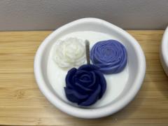 Bougie artisanale aux fleurs sculptées, parfum délicat et décoration poétique. / Ambachtelijke bloemkaars, zachte geur en poëtische decoratie. / Handmade floral candle, delicate scent and poetic decoration.