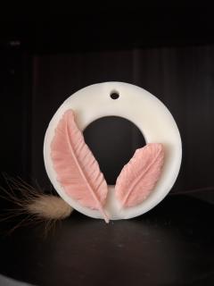 Suspension parfumée artisanale, délicate touche florale pour parfumer et décorer vos espaces. / Ambachtelijke geurslinger, delicate bloemtoets om je ruimtes te parfumeren en te decoreren. / Handmade scented hanging decoration, delicate floral touch to perfume and decorate your spaces.