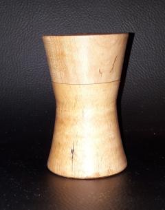 Boîte à cure-dents en bois de poirier, artisanat naturel et design élégant. / Tandenstokerdoosje in perenhout, natuurlijk vakmanschap en elegant ontwerp. / Pear wood toothpick box, natural craftsmanship and elegant design.