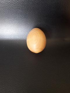 Boîte œuf artisanale en merisier, pièce délicate et raffinée en bois précieux. / Ambachtelijk eierdoosje in kersenhout, fijn en verfijnd stuk in edel hout. / Handmade cherrywood egg box, delicate and refined piece in precious wood.