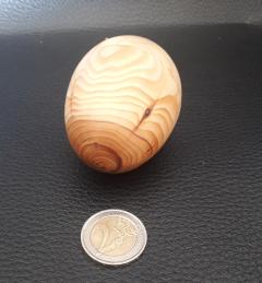 Boîte œuf en if, pièce unique en bois précieux pour une déco raffinée. / Eierdoosje in taxushout, uniek stuk voor een verfijnde decoratie. / Yew wood egg box, unique piece for refined decoration.