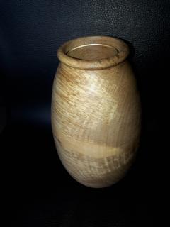 Vase en châtaignier tourné main avec insert en verre, élégance brute et artisanat d'exception. / Handgedraaide kastanjevaas met glazen inzet, pure elegantie en uitzonderlijk vakmanschap. / Hand-turned chestnut vase with glass insert, raw elegance and exceptional craftsmanship.