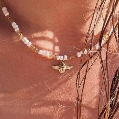 Collier Amulette perles fines – porte-bonheur artisanal et élégant / Amulet necklace with fine beads – elegant handmade lucky charm / Amuletketting met fijne kralen – elegante handgemaakte geluksbrenger