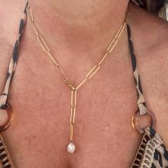 Collier doré pendentif pierre naturelle – création artisanale élégante / Gold necklace with natural stone pendant – handmade elegant jewelry / Gouden ketting met natuursteen hanger – handgemaakte elegante creatie