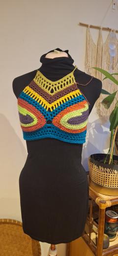 Top dos nu crochet multicolore – création artisanale bohème / Multicolor handmade crochet backless top – bohemian craft / Handgehaakte multicolor rugloze top – boho stijl creatie