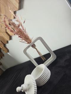 Objet déco en jesmonite "Cadre et courbes" – modernité artisanale / Jesmonite decorative object "Frame and curves" – handmade modernity / Decoratief object in jesmonite "Frame en curven" – handgemaakte moderniteit