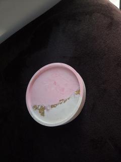 Sous-verre artisanal en jesmonite rose pastel – élégant et durable / Handmade pastel pink jesmonite coaster – elegant and durable / Handgemaakte pastelroze onderzetter in jesmonite – elegant en duurzaam