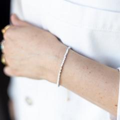 Bracelet en howlite et perles gold filled – énergie douce et féminine, bijou zen et raffiné à offrir / Howlietarmband met vergulde kralen – vrouwelijke zachte energie, verfijnd geschenkidee / Howlite bracelet with gold filled beads – gentle feminine energy, elegant zen gift for her