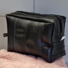 Trousse de toilette éco-chic en chambre à air recyclée, résistante et design / Eco-chic recycled inner tube toiletry bag, durable and stylish / Eco-chique en duurzame toilettas van gerecycleerde binnenband