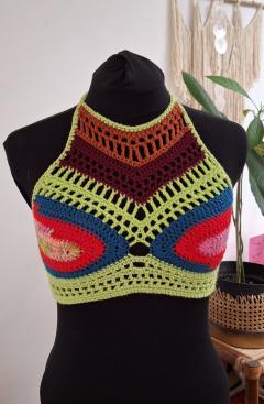Top dos nu crochet coloré – création artisanale originale / Colorful crochet backless top – original handmade creation / Kleurrijke gehaakte rugloze top – originele handgemaakte creatie