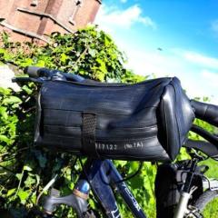 Sacoche de guidon vélo en chambre à air recyclée – design pratique et durable / Bicycle handlebar bag in recycled inner tube – practical and durable design / Fietsstuurtas van gerecycleerde binnenband – praktisch en duurzaam ontwerp
