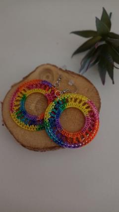 Paire de boucles crochet multicolore posées – vibe artisanale et festive / Set of colorful crochet earrings displayed – artisanal and festive vibe / Set kleurrijke gehaakte oorbellen – artisanale en feestelijke uitstraling