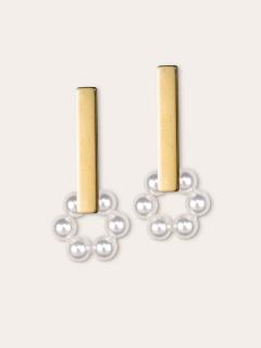 Boucles design nacre et acier inoxydable Fiore – Modernité naturelle / Mother-of-pearl and stainless steel Fiore earrings – Natural modernity / Parelmoer en roestvrijstalen Fiore oorbellen – Natuurlijke moderniteit