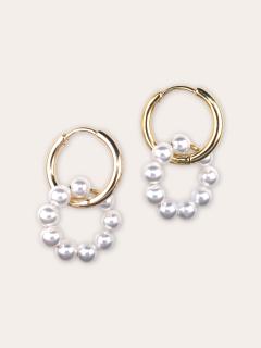 Boucles d’oreilles artisanales Faberhaus en nacre de cristal blanc et acier inoxydable doré, élégantes créoles rondes idéales comme idée cadeau raffiné ou bijou à offrir / Handgemaakte oorbellen van Faberhaus in witte kristalparel en roestvrij staal goud, elegante ronde creolen perfect als cadeautip of om te schenken / Handmade earrings by Faberhaus in white crystal pearl and gold stainless steel, elegant round hoops perfect as a gift idea or to offer