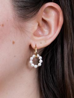 Créoles Faberhaus en nacre de cristal et acier inoxydable portées à l’oreille, bijou raffiné et intemporel qui illumine le visage, parfait comme inspiration cadeau / Faberhaus creolen met kristalparel en roestvrij staal gedragen aan het oor, verfijnde tijdloze juwelen die het gezicht verlichten, ideaal als geschenkinspiratie / Faberhaus hoops with crystal pearl and stainless steel worn on ear, refined timeless jewelry that brightens the face, perfect gift inspiration