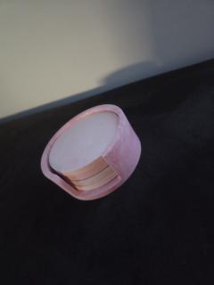 Set artisanal sous-verre et socle rose en jesmonite – chic et pratique / Handmade jesmonite coaster and base set in pink – chic and practical / Handgemaakte onderzetter en basis in roze jesmonite – chic en praktisch