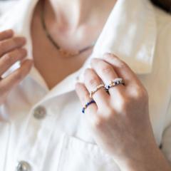 Zoom sur bague Howlite portée – Bijou délicat fait main / Close-up of worn Howlite ring – Delicate handmade jewelry / Close-up gedragen Howliet ring – Fijn handgemaakt juweel
