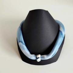 Foulard collier porté – Chic intemporel fait main / Worn scarf necklace – Timeless handmade chic / Gedragen sjaalketting – Tijdloze handgemaakte elegantie