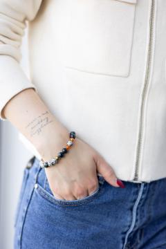 Bracelet pierres naturelles jaspe dalmatien, kambaba, cornaline et hématite porté au poignet / Natural stone bracelet with dalmatian jasper, kambaba, carnelian and hematite worn / Natuursteenarmband met dalmatiër jaspis, kambaba, carneool en hematiet gedragen