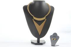 Parure dorée fantaisie flèche et perle – collier et boucles, look tendance / Fantasie set met gouden pijl en kraal – ketting en oorbellen / Gold-toned fantasy jewelry set – arrow and pearl necklace and earrings