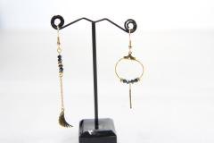 Boucle d’oreille asymétrique fantaisie dorée – aile dorée et perle bleue / Asymmetrische oorbel met gouden vleugel en blauwe parel – fantasiejuweel / Asymmetrical gold fantasy earring – wing and blue pearl detail