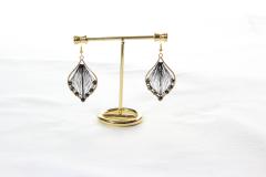 Boucles pendantes dorées fil torsadé et strass noir – bijou glamour et élégant / Gouden oorbellen met zwarte strass – stijlvol en glamoureus / Gold earrings with black crystal – elegant and modern gift