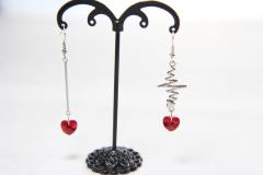 Boucle d’oreille asymétrique argentée avec cœur rouge – bijou original et cadeau romantique / Asymmetrische zilveren oorbel met rood hartje – liefdevol geschenk / Silver asymmetrical earring with red heart – romantic gift idea