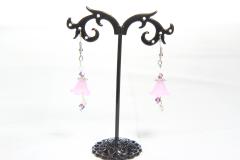 Boucles d'oreilles argentées fleur rose claire et perles Swarovski – Artisanat raffiné / Zilverkleurige oorbellen lichtroze bloem en Swarovski parels – Fijn handwerk / Silver earrings light pink flower and Swarovski pearls – Refined handmade jewelry
