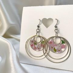 Boucles d'oreilles personnalisables en résine – fond blanc – création artisanale / Customizable resin earrings white background / Personaliseerbare oorbellen van hars witte achtergrond