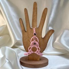 Bijou de main en micromacramé rose clair – présentation sur support main bois / Light pink micromacrame hand jewelry – displayed on wooden hand holder / Lichtroze micromacrame handjuweel op houten handhouder