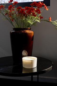 Bougie N’JOY M blanche – Bougie artisanale parfumée, pot blanc sobre, ambiance chaleureuse, cadeau raffiné / N’JOY kaars M wit – Handgemaakte geurkaars in sobere witte pot, warme sfeer, verfijnd cadeau / N’JOY candle M white – Handmade scented candle in simple white jar, warm ambiance, refined gift