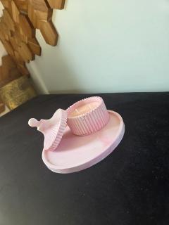 Duo de bougies cannélées roses sur plateau déco / Pink fluted candles duo on decorative tray / Roze gegroefde kaarsen duo op decoratieve schaal