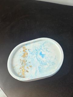 Petit plateau décoratif blanc marbré bleu et or – création artisanale / Small white, blue and gold marbled decorative tray – handmade creation / Kleine wit-blauw-gouden marmeren decoratieve schaal – handgemaakt