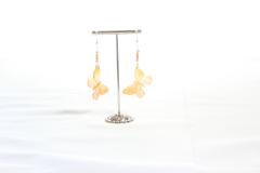 Boucles d'oreilles argentées papillon orangé et perle Swarovski – Artisanat belge / Zilverkleurige oorbellen oranje vlinder en Swarovski parel – Belgisch handwerk / Silver earrings orange butterfly with Swarovski pearl – Belgian handmade jewelry