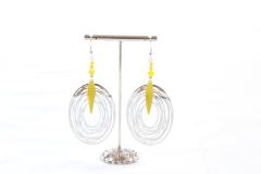 Boucles d'oreilles argentées filigrane avec perle jaune – Élégance artisanale belge / Zilverkleurige filigraan oorbellen met gele parel – Belgische handgemaakte elegantie / Silver filigree earrings with yellow pearl – Belgian handmade elegance