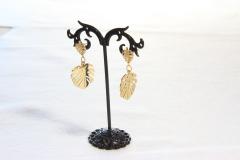 Boucles d'oreilles dorées motif feuille – Bijou artisanal élégant / Gouden oorbellen met bladmotief – Elegante handgemaakte sieraden / Gold earrings with leaf design – Elegant handmade jewelry