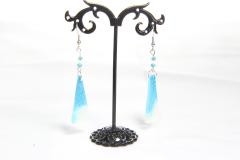 Boucles d'oreilles triangle argenté et perle turquoise – Bijou artisanal coloré / Zilverkleurige driehoek oorbellen met turquoise parel – Handgemaakt juweel / Silver triangle earrings with turquoise bead – Handmade colorful jewelry