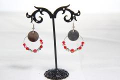 Créoles argentées avec perles rouges – Accessoire élégant et vibrant / Zilverkleurige creolen met rode parels – Elegante en levendige accessoire / Silver hoop earrings with red beads – Elegant and vibrant accessory