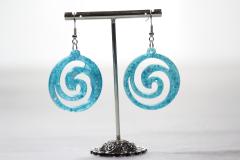 Boucles d'oreilles argentées spirale turquoise – Bijou artisanal fun et original / Zilverkleurige oorbellen turquoise spiraal – Origineel handgemaakt juweel / Silver earrings turquoise spiral – Fun and original handmade jewelry