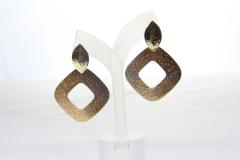Boucles d'oreilles dorées losange – Bijou chic et léger – Artisanat local / Gouden oorbellen ruitvorm – Elegant en licht juweel – Lokaal handwerk / Gold earrings diamond shape – Chic and lightweight jewelry – Local handmade